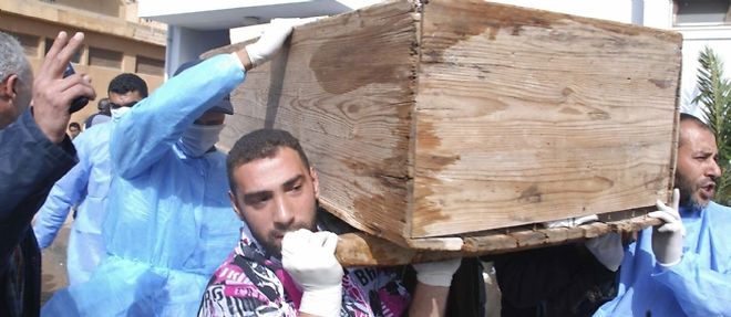 Des hommes portent un cercueil jusqu'a l'un des hopitaux de Benghazi, en Libye, le 21 fevrier 2011.
