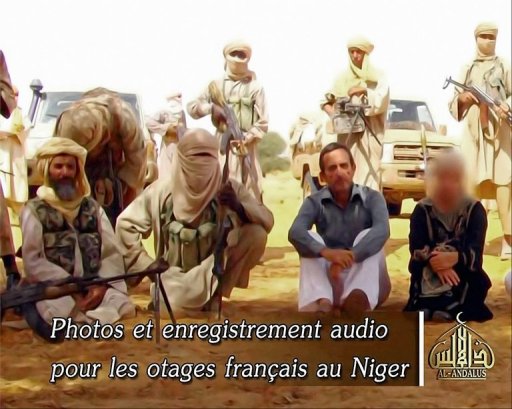 Une Francaise, un Togolais et un Malgache qui avaient ete enleves avec quatre autres Francais en septembre 2010 dans le nord du Niger par Al-Qaida au Maghreb islamique (Aqmi) ont ete liberes dans la nuit de jeudi a vendredi, a-t-on appris de source securitaire a Niamey.