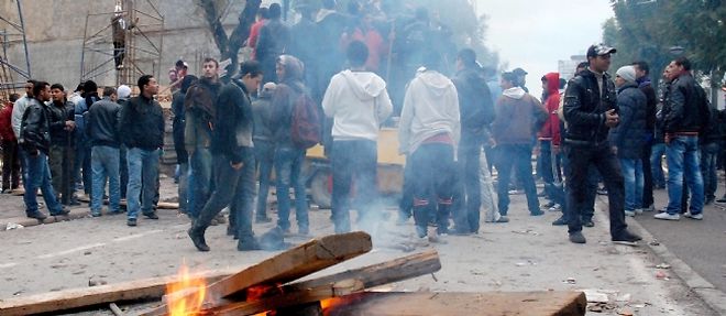 Des affrontements sont survenus dans la capitale tunisienne entre de jeunes emeutiers et les forces de securite. 