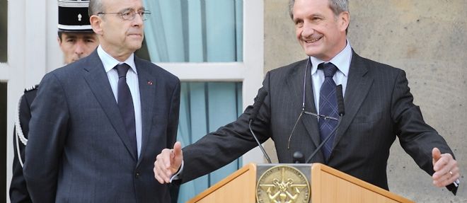Le nouveau ministre des Affaires etrangeres, Alain Juppe, s'est dit "profondement marque" par son bref passage a la Defense, ou il cede sa place a Gerard Longuet