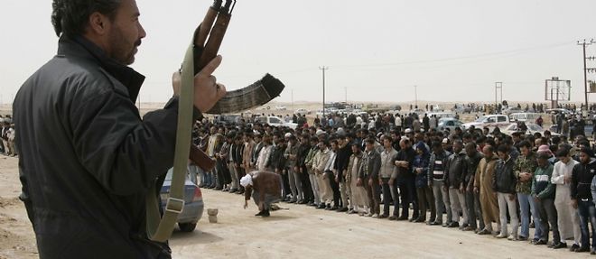 Douze personnes seraient mortes mercredi dans les affrontements a Brega entre les insurges et les forces du colonel Kadhafi.
