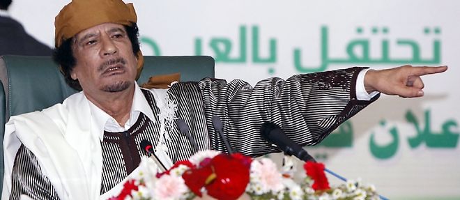 Le colonel Kadhafi a promis des "milliers de morts" dans le cas d'une intervention armee etrangere.