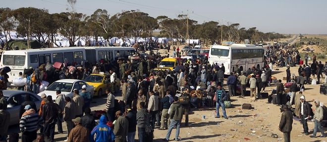 Des milliers de refugies ont commence a quitter la frontiere entre la Tunisie et la Libye.