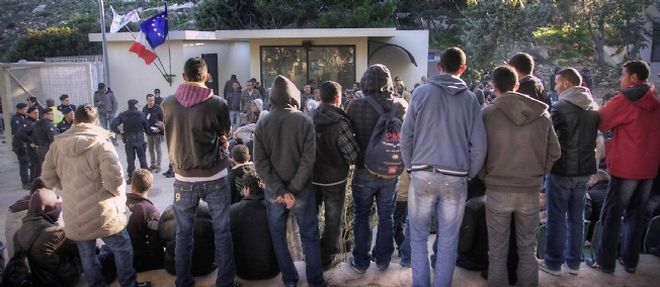Des centaines de policiers sont arrives en renfort dans le sud-est de la France pour faire face a l'afflux d'immigres clandestins.