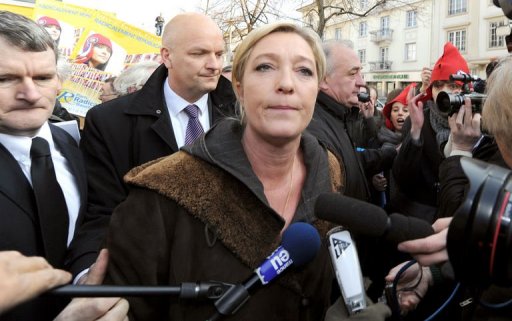 La presidente du Front national, Marine Le Pen, se rendra lundi sur l'ile de Lampedusa (au sud de la Sicile, Italie) pour y "evoquer les problemes lies aux flux migratoires de clandestins", a annonce mardi un communique du FN.