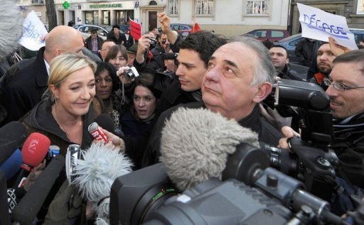Radio J, qui voulait briser un tabou en invitant dimanche Marine Le Pen, a annule ce rendez-vous mercredi, sous la pression d'associations juives qui pensent que le Front national reste un parti "antisemite et raciste".