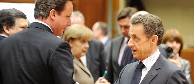 David Cameron et Nicolas Sarkozy a la sortie de la reunion des dirigeants des 27 pays de l'Union europeenne a Bruxelles.