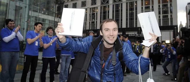 Les premiers detenteurs d'iPad 2 ont fierement parade devant l'Apple Store.