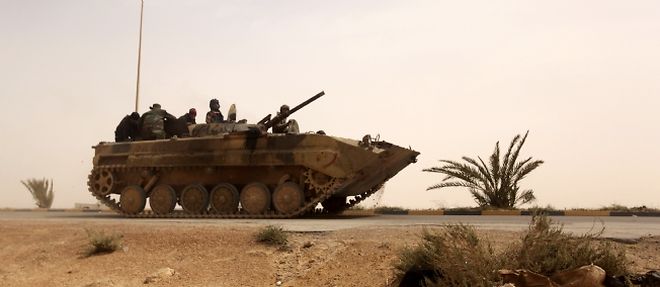 Des insurges sur un tank pres de la ville d'Ajdabiya.