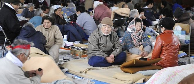 Des survivants du tsunami s'entassent dans un centre d'hebergement a Kamaishi, dans la prefecture d'Iwate. 