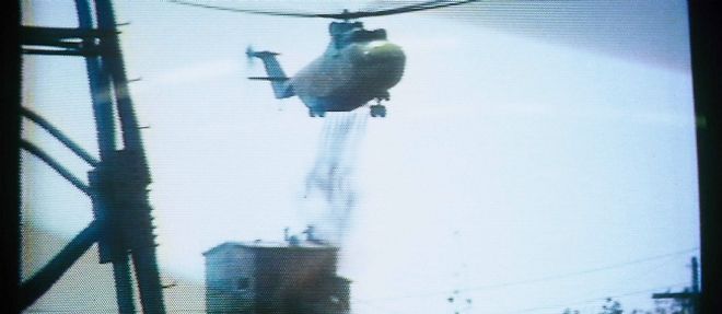 A Tchernobyl, quelques semaines apres la catastrophe, des helicopteres tentaient d'enrayer les radiations avec de l'acide.