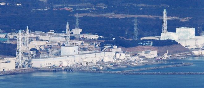 Les autorites japonaises essaient de refroidir les reacteurs tout en retablissant l'electricite sur le site de la centrale de Fuskushima, ce qui pose bien des difficultes.
