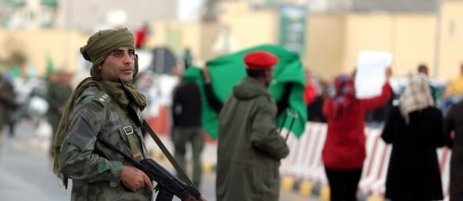 Des soldats pro-Kadhafi patrouillent autour de la residence du dictateur le 19 mars a Tripoli.