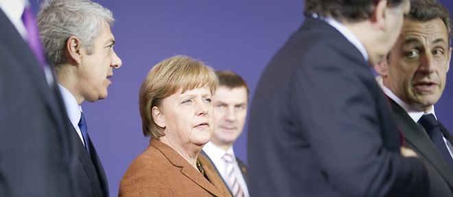Le Premier ministre demissionnaire portugais, en compagnie de Nicolas Sarkozy et Angela Merkel, avait prevenu qu'il demanderait l'aide europeenne en cas de rejet de son plan d'austerite par l'opposition.