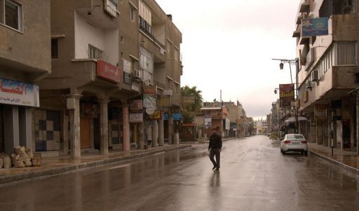Les rues de la ville de Deraa etaient desertes mercredi, les magasins et ecoles fermes, alors que des milliers de soldats et unites anti-terroristes patrouillaient dans la cite.