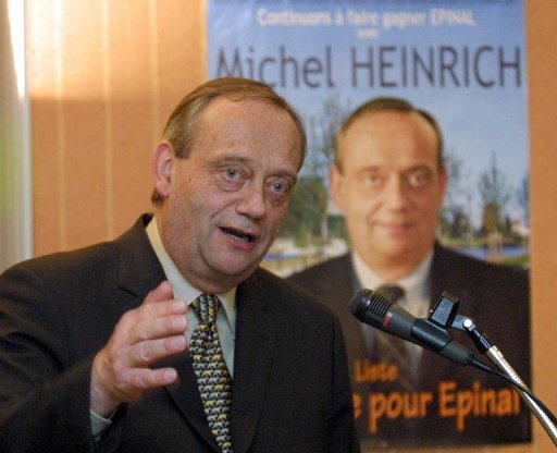 Le depute UMP Michel Heinrich, successeur de Philippe Seguin a l'Assemblee nationale et a la mairie d'Epinal, a declare lundi a l'AFP "se poser de vraies questions" sur son maintien a l'UMP car il "en a assez" de cette "course derriere le Front national"