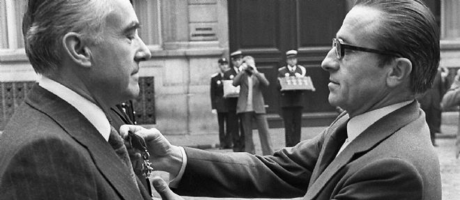 Marcel Chalet, a gauche, le 24 octobre 1977, alors que Christian Bonnet, ministre de l'Interieur, lui remettait la Legion d'honneur. 