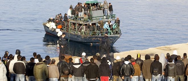 Un bateau de migrants tunisiens accoste a Lampedusa, le 24 mars 2011.