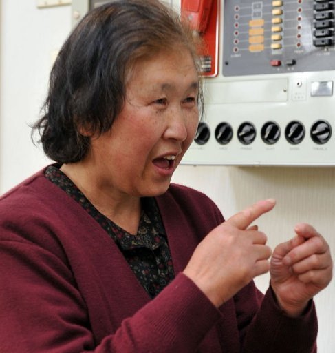Sachiko Miura, 66 ans, est quasiment sourde. Le 11 mars, elle n'a pas entendu l'alerte au tsunami apres que la Terre ait violemment tremble. Les vagues geantes l'ont surprise au deuxieme etage de sa petite maison en bois dans le port d'Otsuchi, ou elle a vecu toute sa vie.
