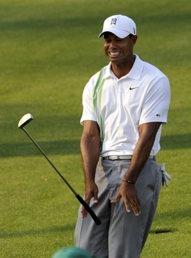 Tiger Woods, toujours en quete de sa premiere victoire depuis novembre 2009, a effectue une fin de parcours ebouriffante vendredi pour revenir faire la course en tete apres un premier tour presque ordinaire (71, 1 sous le par).