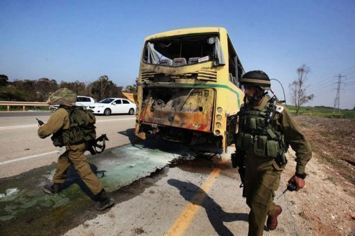 Cinq Palestiniens, trois civils, dont deux femmes, et deux combattants du Hamas, ont peri vendredi dans des raids israeliens dans la bande de Gaza apres l'appel du Hamas a la treve, portant a dix le nombre de Palestiniens tues en 24 heures.