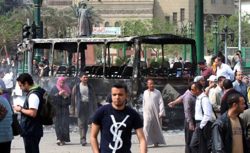 Des manifestants ont mis le feu a un bus militaire et a un camion civil sur la place Tahrir au Caire, ou quelques 200 personnes etaient encore reunies samedi matin pour reclamer le depart du chef de l'armee, le marechal Hussein Tantaoui, selon un journaliste de l'AFP.