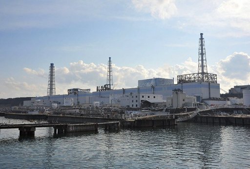 Le ministre japonais de l'Industrie devait se rendre samedi a la centrale nucleaire de Fukushima, premiere visite d'un responsable gouvernemental depuis que la crise a debute il y a pres d'un mois et dont l'issue semble toujours incertaine.