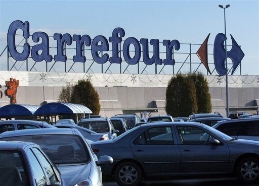 Les syndicats qui ont appele a la greve dans les hypermarches Carrefour samedi ont annonce en fin de matinee que le mouvement etait largement suivi, selon leurs premieres informations, avec une kyrielle de magasins bloques par les salaries.