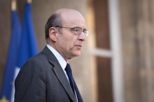 Le ministre des Affaires etrangeres, Alain Juppe, a lance samedi a Arcachon (Gironde) un appel "au rassemblement" a "toute la famille de la droite et du centre droit", et a ironise sur "le bal des pretendants" a l'approche de l'election presidentielle de 2012.