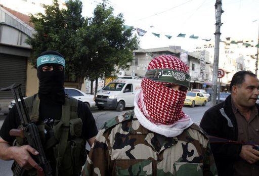 Les Brigades Ezzedine Al-Qassam ainsi que les Brigades Al-Qods, l'aile militaire du Jihad islamique, un groupe radical, ont revendique les tirs de samedi. "Nous ne parlerons pas de treve aussi longtemps que l'occupant sioniste poursuivra ses attaques", a averti a Gaza un porte-parole des Brigades Al-Qassam.