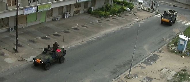 Les chars francais patrouillent a Abidjan.