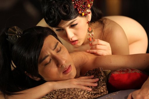Les Hongkongais se sont precipites jeudi dans les cinemas pour la sortie en salle du premier film erotique en 3D relief produit par une societe de production de Hong Kong, a constate l'AFP.