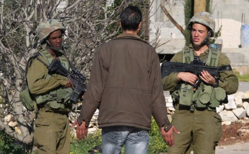 Deux Palestiniens ont ete arretes pour le meurtre le 11 mars de cinq membres d'une famille d'Israeliens dans une colonie du nord de la Cisjordanie, a annonce dimanche le service de securite interieure Shin Beth.