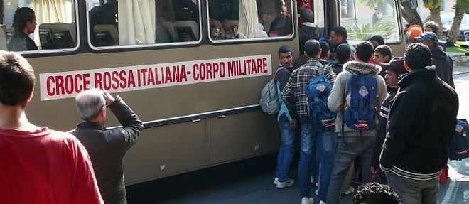 Des migrants pris en charge par la Croix-Rouge italienne a Vintimille, dimanche soir.