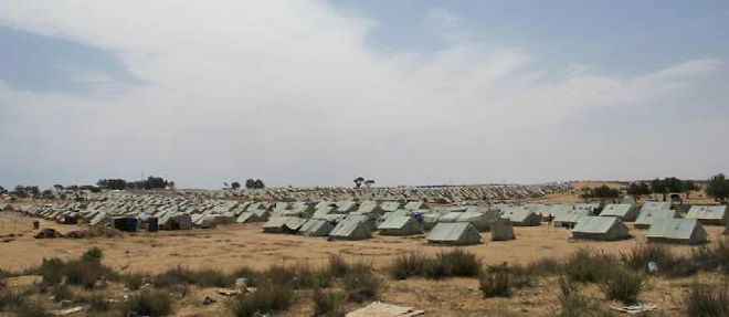 Le camp de Shousha s'etend a perte de vue cote tunisien de la frontiere, le long de la route menant en Libye.