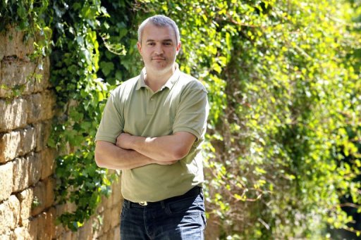 Stephane Lhomme, candidat aux primaires d'Europe Ecologie les Verts (EELV), a demande a Nicolas Hulot de se retirer de la course "immediatement", estimant que sa candidature "nuirait gravement" a l'ecologie politique.