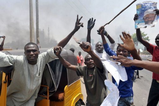 Trois bombes ont explose dans une ville du nord-est du Nigeria, faisant des morts et des blesses, a annonce lundi la police qui attribue ces attentats a une secte islamiste.