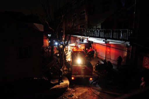 L'incendie, que les pompiers ont reussi a maitriser vers 02H00 (dimanche 18H00 GMT), s'est declare une heure plus tot dans un immeuble de quatre etages du district de Daxing, a ajoute l'agence. Pres de 200 sapeurs-pompiers et 27 vehicules ont ete mobilises.