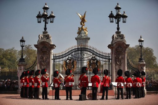 Un garde britannique a ete releve de ses fonctions pour le jour du mariage du prince William avec Kate Middleton apres avoir traite la mariee de "vache coincee" sur sa page Facebook.