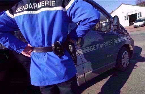 Deux personnes, un pilote et son passager, sont decedes dimanche soir dans un accident d'avion, pour une raison indeterminee, au-dessus de l'aerodrome de Fontenay-Tresigny (Seine-et-Marne), a-t-on appris lundi aupres de la gendarmerie.