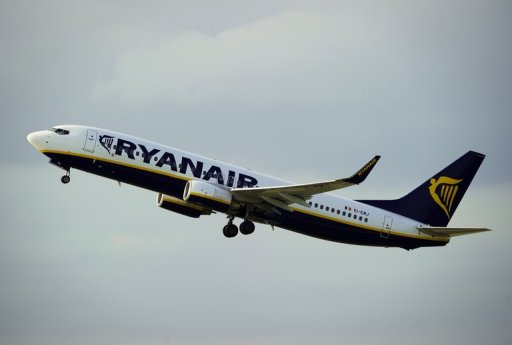 Un avion de Ryanair transportant 173 passagers parti de l'aeroport de Skavsta (Suede) et en route pour Paris a ete force de rebrousser chemin et d'atterrir lundi pour "raison de securite", apres un probleme technique des instruments de bord, a annonce l'aeroport.