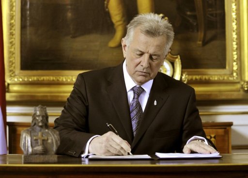 Le president hongrois Pal Schmitt, un proche du Premier ministre conservateur Viktor Orban, a ratifie le lundi de Paques la nouvelle Constitution, adoptee il y a une semaine par le parlement, malgre les vives critiques en Hongrie et sur le plan international.