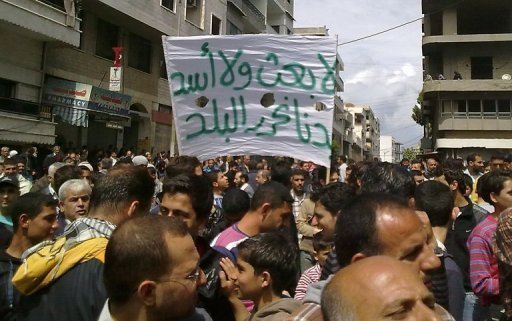 "Au moins 25 martyrs sont tombes, tues par les tirs et le pilonnage a l'artillerie lourde contre les habitations et les quartiers" qui se poursuivaient dans l'apres-midi, a declare un autre militant sur place, Abdallah Abazid. "D'autres corps gisent toujours dans les rues".