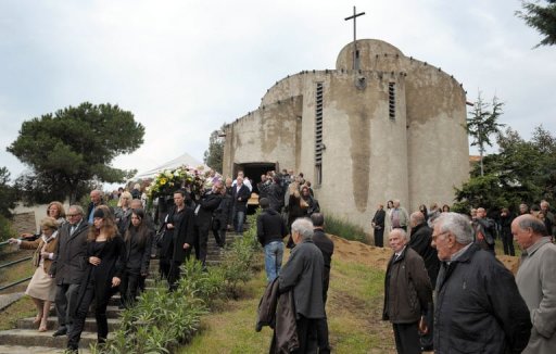 Pres d'un millier de personnes ont assiste lundi apres-midi a Porticcio aux obseques d'une ancienne elue UMP de Corse-du-Sud, Marie-Jeanne Bozzi, assassinee jeudi sur la commune, a constate une journaliste de l'AFP.