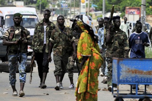 Des tirs d'arme lourde ont ete entendus lundi a Abidjan dans le quartier de Yopougon (ouest), ou des miliciens favorables a l'ex-chef d'Etat Laurent Gbagbo rejettent l'appel a desarmer lance par le president ivoirien Alassane Ouattara, ont rapporte des habitants.