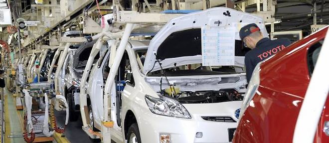 En mars, Toyota a sorti de ses chaines 129 491 vehicules au Japon, soit 62,7 % de moins que l'an passe a la meme periode. 