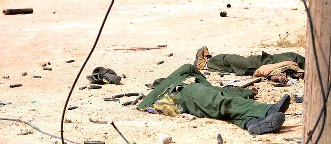 Les rues de Misrata sont jonchees de cadavres. Ici, ceux de deux soldats des forces fideles au colonel Kadhafi. 
