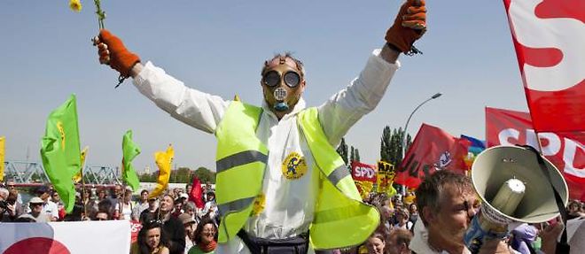 Plus de 100 000 personnes se sont rassemblees lundi en Allemagne et en France pour reclamer l'abandon du nucleaire a la veille du 25e anniversaire de la catastrophe de Tchernobyl.