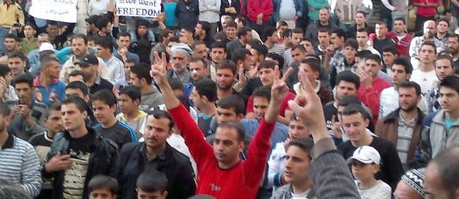 Les manifestations contre le regime se poursuivent, comme ici a Banias, malgre l'annonce de la levee de l'etat d'urgence, jeudi dernier, par Bachar el-Assad.
