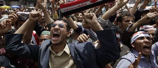 Les insurges, comme ici devant l'universite de Sanaa le 24 avril, exigent le depart immediat d'Ali Abdallah Saleh.